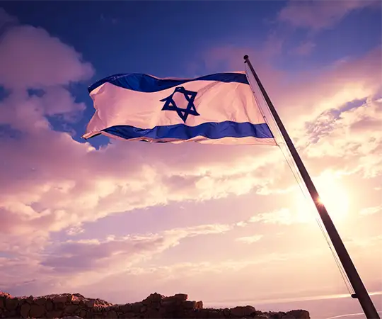 תמונה של דגל ישראל מנופך על רקע שמש ועננים